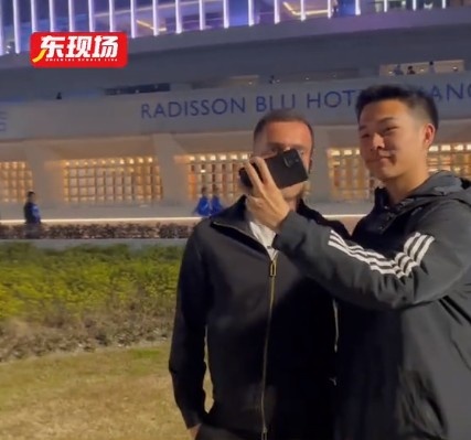 塞爾吉尼奧現(xiàn)身上海八萬人體育場，并與球迷親切打招呼合影