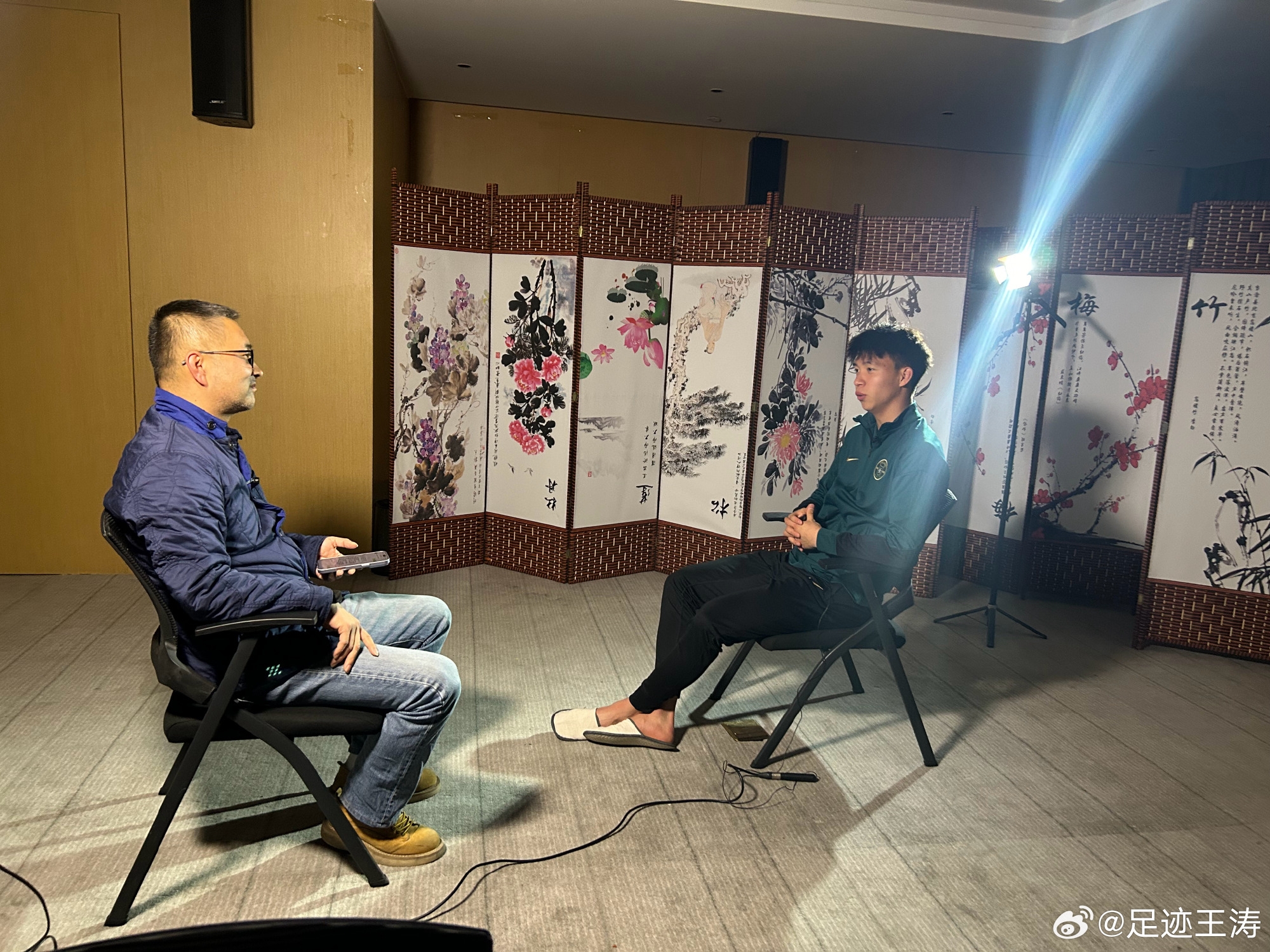 記者：王鈺棟視韋世豪為偶像&想加他微信，現(xiàn)進(jìn)了國足不知加到?jīng)]
