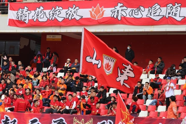 主場(chǎng)上萬名球迷的吶喊助威，給山東體彩女足征戰(zhàn)女超增添了能量與動(dòng)力