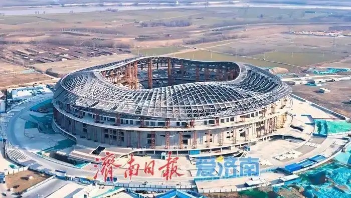 魯媒：戴上1.6萬噸“鋼鐵巨冠”，黃河體育中心球場完成屋蓋施工