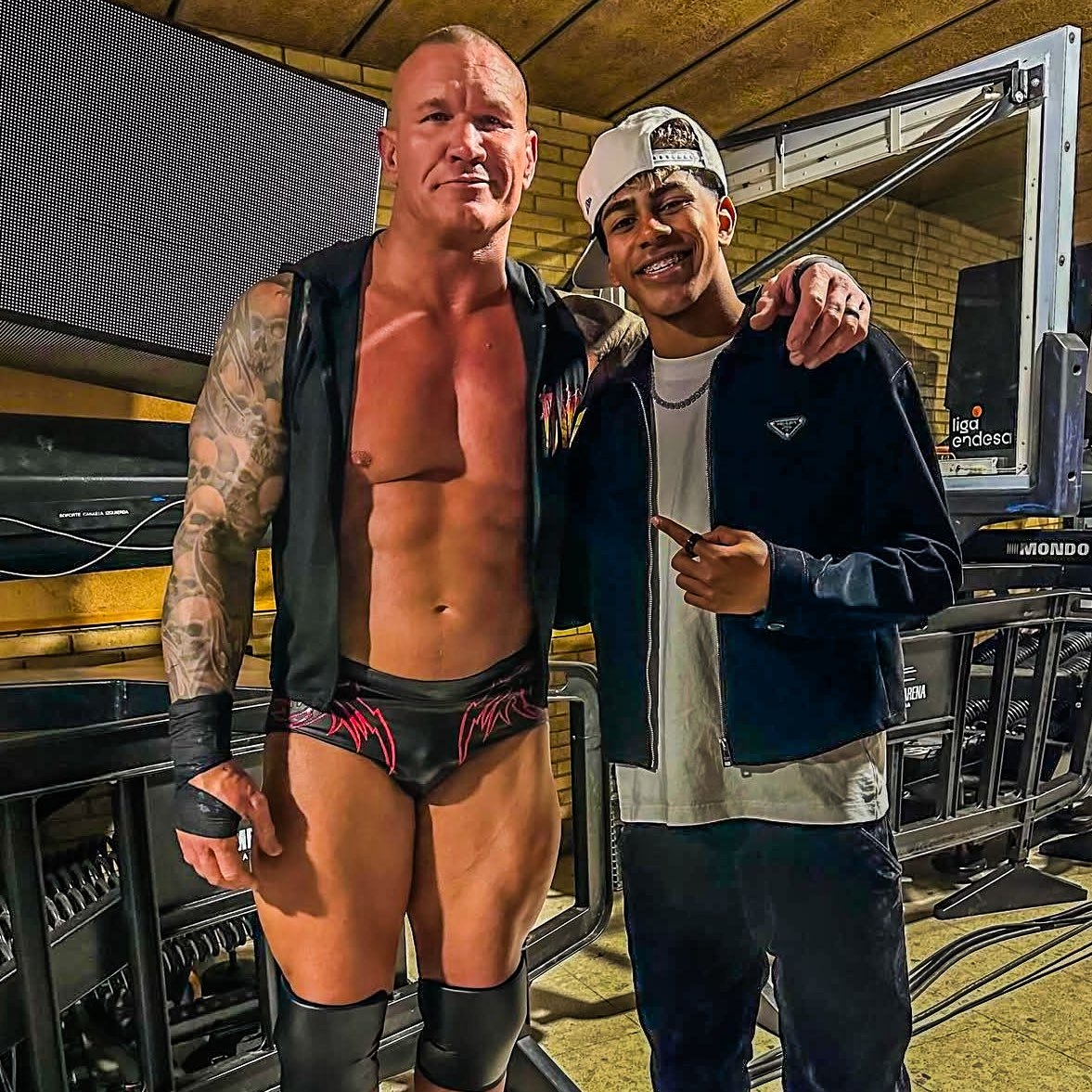 小心RKO！亞馬爾現(xiàn)場觀戰(zhàn)WWE，和奧爾頓、Triple H等合影
