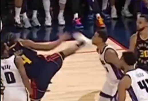 抬腳過高踢到了對手下巴！NBA官方：穆迪這一動作被判1級惡犯