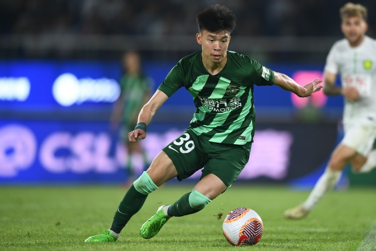 打幾分？浙江小將王鈺棟半場數(shù)據(jù)：觸球19次，2次射門0射正